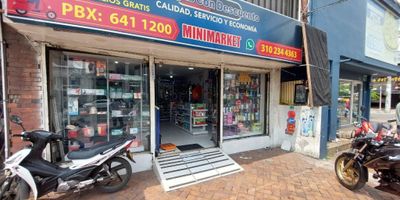 ARRIENDO LOCAL COMERCIAL de 150 m² estratégicamente ubicado sobre la Avenida Roosevelt, una de las zonas más dinámicas y de mayor flujo vehicular y peatonal de Cali. - Área construida: 150 metros cuadrados amplios y funcionales - Distribución: espacios abiertos que permiten múltiples adecuaciones - Servicios: cuenta con dos baños y una cocineta ideal para apoyo operativo - Ubicación privilegiada: sobre vía principal, rodeado de comercios, clínicas, entidades financieras y gran conectividad Este inmueble es perfecto para empresas, oficinas, consultorios, locales de servicios o comercio especializado, gracias a su excelente visibilidad y fácil acceso. ¡Aprovecha esta oportunidad única! Contáctame para más información o agendar una visita. Contacto: ANDRES CARDOZA, Teléfono: 3104768772.