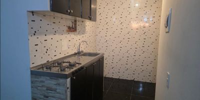 Apartamento en venta de 47m2, con vista exterior, ubicado en un 6to piso (Torre 6 Apto 6022), acceso por escaleras. Consta de 3 habitaciones, 1 baño, sala comedor, cocina integral y zona de lavandería. Tiene piso cerámico en todas sus zonas. El conjunto cuenta con zona infantil, zonas verdes, salón social y vigilancia privada las 24 horas. Cerca a centros comerciales como Prado Verde y Metrorecreo; cerca a almacenes de cadena como Tiendas Ara y TiendasD1; cerca a colegios como Campo Verde y Parques de Bogotá; cerca a Universidad UNAD; estaciones de Transmilenio como Portal Américas y Banderas; Vías de acceso por Calle 87 Sur y Carrera 91. NID 42508140365 
