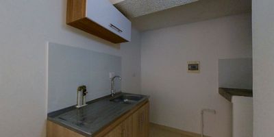 Apartamento en venta de 42M², con vista interior, ubicado en un 3er piso (Torre 1 Apto 302), acceso por escaleras, parqueadero comunal. Consta de 3 habitaciones, 1 baño, sala comedor, cocina integral y zona de lavandería. Tiene piso laminado en sala comedor y habitaciones y piso cerámico en baño y cocina. El conjunto cuenta con salón comunal, zonas verdes, parque infantil y vigilancia privada las 24 horas. Cerca a centro comercial Metro Recreo; cerca a almacenes de cadena Tienda D1, Tienda Ara, Surtimax, Éxito; cerca a colegio Leonardo Posada Pedraza; cerca a paraderos del SITP; Vías de acceso por la Carrera 92 y Calle 74A Sur. NID 32297066353 
