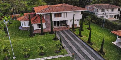 VENDO FINCA, CON CASA CAMPESTRE, VEREDA SANTA ELANA, SECTOR TURISTICO, EXCELENTE UBICACION, más información con INDIRA OYOLA CELU 3104005590, a pocos minutos de la ciudad, ven y Descubre esta majestuosa casa campestre de 800 metros cuadrados, con 7 habitaciones, 9 baños y 14 parqueaderos. cuatro cubiertos, amplias zonas verdes, terraza para muebles de jardín, piscina privada, kiosko con zona BBQ.  Su estado en obra blanca te permite personalizar cada espacio a tu gusto. Disfruta de su amplio jardín, terraza y piscina, ideal para relajarte. La cocina integral y sus acabados en cerámica le dan un toque de elegancia. Con acceso pavimentado y cerca de zonas comerciales, esta propiedad ofrece comodidad y tranquilidad. Contáctame para más información: Indira Oyola 3104005590.