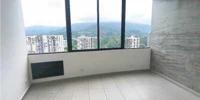 Se alquila un consultorio con ubicación estratégica en Armenia, perfecto para profesionales de la salud que buscan un espacio moderno y funcional para atender a sus pacientes. El inmueble se encuentra en una zona segura y de fácil acceso, con una gran variedad de servicios y comodidades a su alrededor.

Con un terreno de 33 metros cuadrados y una construcción de la misma medida, este consultorio cuenta con una amplia área privada de 33 metros cuadrados, ideal para realizar consultas médicas y procedimientos de manera cómoda y eficiente. Además, cuenta con una alcoba y un baño, perfectos para el descanso y la privacidad del profesional.

En cuanto a sus características internas, se destaca por sus prácticos armarios empotrados, un baño auxiliar, una doble ventana que permite una excelente iluminación natural, además de un elegante suelo de cerámica o mármol y una vista panorámica que brinda un ambiente tranquilo y relajado.

Entre las características externas, se tienen múltiples beneficios como el acceso pavimentado, un moderno ascensor, un centro médico cercano, varios centros comerciales para cubrir las necesidades de los pacientes, jardines y colegios a poca distancia, y una amplia oferta de restaurantes para disfrutar de una buena comida después de la consulta.

Además, su ubicación en una zona urbana permite una excelente conectividad con colegios y universidades, un edificio inteligente con tecnología de punta, aprovechando la energía solar para reducir los costos de electricidad. Con una orientación hacia el sol, la luz en la mañana es una de las cualidades que destacan de este consultorio.

Sus visitantes podrán estacionar sin problemas gracias al parqueadero disponible, además de contar con planta eléctrica, portería y recepción para mayor seguridad. Con una ubicación sobre una vía principal, hay un fácil acceso al transporte público. En el interior, se encuentra en una urbanización cerrada con vigilancia las 24 horas, l