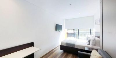 ¡Oportunidad en zona exclusiva!
Este iluminado y cómodo apartaestudio de 24 m², con vista exterior, está ubicado en un 3er piso, con acceso por ascensor. Cuenta con 1 habitación, 1 baño, sala comedor, cocina integral y zona de lavandería. Tiene piso laminado en habitación, cocina y zona social, y cerámico en el baño.

La propiedad está libre de gravámenes y aceptamos todos los bancos.
El conjunto ofrece vigilancia privada 24/7, ideal para vivir con tranquilidad.

Ubicación estratégica cerca de Chicó Norte, Centro 93, Oxxo, D1, colegios y paraderos SITP, con excelentes vías de acceso por la Calle 100 y la Carrera 15.

Aprovecha esta oportunidad.
Agenda tu visita hoy mismo y conoce un apartaestudio amplio para su categoría, con excelente ubicación e ideal para vivir o invertir.

H1.
