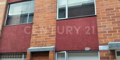 Descubre está espectacular casa, totalmente remodelada ubicada en conjunto cerrado, que te brinda seguridad, tranquilidad y comodidad para toda tu familia. Consta de amplia sala comedor, con excelente iluminación natural, cocina abierta tipo americana, moderna y funcional patio de ropas independiente, baño social, segundo nivel dos alcobas, habitación exterior amplia, ampliación interior acogedora, baño completo entre las dos habitaciones. Tercer nivel Gran habitación exterior con altillo efecto para estudio, sala de tv o ampliación, opción de construir baño adicional habitación interior adicional y parqueadero propio dentro del conjunto. Ubicación estratégica, cerca de parques, transporte y comercio perfecta para familias que buscan comodidad, espacio y proyección futura.