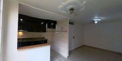 ¡Oportunidad con excelente ubicación!
Este iluminado y cómodo apartamento de 67 m², con vista interior. Ofrece una distribución amplia y funcional: 3 habitaciones, 2 baños, sala comedor, cocina integral y zona de lavandería. Cuenta con piso laminado en habitaciones y cerámico en zona social, cocina y baños.

La propiedad está libre de gravámenes y aceptamos todos los bancos.
El conjunto ofrece salón social, zona para niños y vigilancia privada 24/7, ideal para vivir con tranquilidad.

Ubicado estratégicamente cerca de los centros comerciales Santa Fé y Panamá, del Éxito, de colegios del Sagrado Corazón de María, de la Uniagraria y del Portal Norte, con rápidas vías de acceso por la Calle 182 y la Autopista Norte.

Aprovecha esta oportunidad.
Agenda tu visita hoy mismo y conoce un apartamento amplio, cómodo y en una excelente ubicación.

H1.
