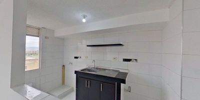 Apartamento en venta de 42M², con vista interior, ubicado en un 5to piso (Torre 5 Apto 502), acceso por escaleras, parqueadero comunal. Consta de 2 habitaciones, 1 baño, sala comedor, cocina integral y zona de lavandería. Tiene piso laminado en habitaciones y cerámico en zona social, cocina y baño. El conjunto cuenta con salón comunal, parque infantil, zonas verdes y vigilancia privada las 24 horas. Cerca a centro comercial Trébolis El Porvenir; cerca a tiendas y supermercados de barrio; cerca a colegio Ciudadela Educativa; cerca a paraderos del SITP; Vías de acceso por la Calle 50 Sur y Carrera 100. NID 31087328140 
