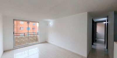 ¡Oportunidad en excelente ubicación!
Este iluminado y cómodo apartamento de 55 m², con vista interior, se encuentra en un 3er piso con acceso por escaleras. Cuenta con 3 habitaciones, 2 baños, sala comedor, cocina integral y zona de lavandería, con piso cerámico en todas las áreas para fácil mantenimiento.

La propiedad está libre de gravámenes y aceptamos todos los bancos.
El conjunto ofrece salón comunal, zona para niños, zonas verdes y vigilancia privada 24/7, ideal para vivir con tranquilidad.

Ubicado estratégicamente cerca del Centro Comercial Ecoplaza, Éxito, D1, Ara, Surtimax, así como de colegios y con fáciles vías de acceso por la Carrera 3 y la Calle 10.

Aprovecha esta oportunidad.
Agenda tu visita y conoce un apartamento amplio para su categoría, cómodo y con excelente ubicación.

H1.
