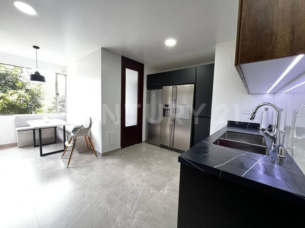 Apartamento de 4 alcobas en venta en Lindaraja, Bogotá, 192 m² · foto 12 de 20