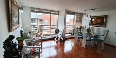 Espectacular penthouse en conjunto cerrado, cuenta con un espacio amplio, iluminado y un balcón ideal para contemplar la vista. Rodeado de completas zonas sociales como gimnasio, BBQ, canchas deportivas, sauna, parques infantiles y salones sociales, además de parqueaderos para visitantes. 

Con 3 habitaciones, 2 baños y una ubicación privilegiada cerca de comercio, supermercados y transporte público, este penthouse es la oportunidad perfecta para vivir con comodidad, estilo y la mejor calidad de vida. 

¡Tu próximo hogar te espera en Pontevedra!