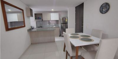 Sala comedor, 3 alcobas, cocina integral, 2 baños, pisos en porcelanato, red de gas, balcón, 1 parqueadero, cuarto útil.

Porteria 24 horas, gimnasio, juegos infantiles.

Cerca de la Avenida las Vegas, supermercado el Euro, con fácil acceso a transporte publico.
 
