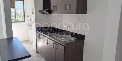 472-3017 Conaltura Inmobiliaria ofrece apartamento en arriendo en Bello, cuenta con 3 habitaciones, 3 closet, 2 baños cabinados, cocina semi-integral, zona de ropas, balcon, pisos en baldosa, estudio,  parqueadero cubierto sencillo. Ubicado en conjunto cerrado con porteria vigiancia, piscina de niños, piscina de adultos, gimasio, parque infantil, cancha de futbol, terraza bbq, salon social, shut de basuras, turco, parqueadero de visitantes, vista panoramica, zonas verdes, trasnporte público cercano. 