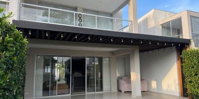 Alquilo casa campestre amoblada en Jamundí, de dos niveles, consta de:  primer piso:  parqueadero para 2 carros, salacomedor,  terraza, patio de ropas, baño social, amplia zona verde, Segundo piso:  3 alcobas con baño,  terraza, star de tv, hermosa vista a los Farallones.