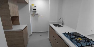 Se arrienda apartamento en sector machado cerca a Conconcreto. cuenta con 3 alcobas, cada una con closet, 2 baños, sala comedor, balcón, cocina integral abierta, zona de ropas, calentador, gas natural, pisos en porcelanato. Este apartamento cuenta excelentes rutas de transporte, el edificio cuenta con portería las 24 horas, ascensor, parqueadero comunes, para moto y carro,  piscina, zona de juegos para niños , cancha, salón social. Su ubicación permite fácil acceso a colegios, cerca al centro comercial puerta del norte, Univesidad Uniminuto. 