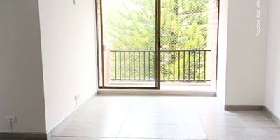 Hermoso apartamento para arriendo en Medellín, sector Loma de los Bernal, con 78 m² de amplitud y excelente distribución, que incluye 3 cómodas habitaciones más habitación de servicio, 2 baños en perfecto estado, acogedora sala comedor, cocina integral con red de gas y calentador, zona de ropas independiente, piso en cerámica, balcón y ventanal que brindan frescura e iluminación natural, además de parqueadero y cuarto útil; ubicado en un práctico quinto piso dentro de una unidad residencial completa con portería 24 horas, amplias zonas verdes, juegos infantiles, canchas deportivas, piscina y rutas de acceso rápidas y cómodas, ideal para disfrutar de un entorno tranquilo y bien conectado. ¡City Raíz busca su tranquilidad! – Código: 20079 Contáctanos por WhatsApp al 310 840 1461 o llámanos al 604 411 7372 www.cityraiz.com