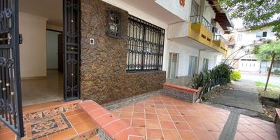 Aparta-estudio en arriendo en laureles con 1 habitación, 1 baño, sala comedor, cocina integral, balcón, zona de ropas, red de gas, pisos en cerámica, área de 50m2.
Vias de acceso calle 35, Av. 80, centro comercial viva laureles, universidad bolivariana, cerca a colegios, rutas de transporte publico cercano.