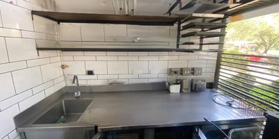 Local en arriendo con una ubicación estratégica, de fácil acceso a rutas de transporte público, cerca a hoteles, centros comerciales, tiendas, almacenes de cadena, y múltiples servicios complementarios del sector. Piso en porcelanato, 1 espacio, cocineta, cableado de red, extractor, red de gas y vitrina. Edificio con vigilancia y portería 24 horas, circuito cerrado de TV, auditorio, baños comunales y parking visitantes con costo,inmuebles sujetos a verificacion de disponibilidad
