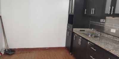 Arriendo casa cerca a la avenida 80, cuenta con 4 habitaciones con opción de una quinta pequeña, 2 baños, balcón, patio, el uso de la vivienda puede ser de vivienda y también uso comercial, excelentes rutas de trasporte y acceso, 