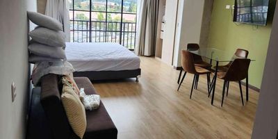 [ARR] ID HOUM: 163140

Entérate de todos los beneficios al arrendar con nosotros:
    • Asistencia e intermediación con el propietario
    • Firma tu contrato online
    • Arrienda sin burocracia, sin papeleos ni notarías

Departamento en arriendo, ubicado en el barrio delicias, con una superficie construida de 39.00 m² y superficie total de 39.00  m². 

Sus principales características son:

    • Amoblado
    • 1 dormitorio
    • 1 baño
    • No Admite mascotas
    • 1 parqueadero
            
Además, el inmueble cuenta con las siguientes amenidades:

    • Ascensor
    • Gimnasio
    • Zona de asadores

Si arriendas con nosotros, te brindamos asesoría personalizada durante todo el proceso.

Requisitos para arrendar con nosotros:

    • Arrienda sin codeudor*, fácil, rápido y seguro
    • Demuestra un ingreso mensual neto de al menos 2.5 veces el valor del arriendo (los ingresos mensuales se pueden complementar por las personas que vivirán en este inmueble)
    • Completa tu información básica y mándanos tus extractos bancarios o documentos que demuestren tus ingresos
    • No debes tener reportes negativos en centrales de crédito
        

IMPORTANTE:

    • Te invitamos a agendar una visita a esta propiedad
    • Si tienes alguna duda por favor puedes solicitar más información desde los portales como también contactarte directamente con nosotros
    
Más que una inmobiliaria, somos Houm.
*Aplican T&C