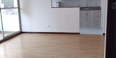 Apartamento ubicado en una zona tranquila y residencial de Pilarica, cerca al Pascual Bravo, balcón amplio con vista verde y muy buena distribución, 2 habitaciones mas estudio, alcoba principal con Vestier, 2 baños y parqueadero. Muy iluminado y con buena ventilación, la unidad con todas las zonas comunes Piscina, Turco, salón social. Excelentes rutas de transporte, cerca al centro comercial La Florida, a dos cuadras del parque de Pilarica. Portería 24 horas