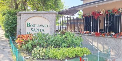 Amplio y luminoso apartamento en arriendo ubicado en el Conjunto Boulevard Santa Bárbara en Barranquilla, una zona privilegiada y de alta valorización. Cuenta con 3 habitaciones confortables, 3 baños, cuarto de servicio con baño y parqueadero privado. Sus espacios amplios, bien distribuidos y con excelente entrada de luz natural ofrecen un ambiente ideal para familias que buscan comodidad y tranquilidad. El conjunto es seguro y agradable, con portería y fácil acceso. Su ubicación es estratégica, cerca de centros comerciales, colegios, universidades, supermercados y zonas de entretenimiento, además de estar a pocos pasos de la Cra 46, una de las vías más importantes de la ciudad. Un lugar perfecto para vivir con todo al alcance. Cod: 628