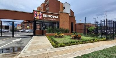 Apartamento en primer piso en arriendo, Calle 55  94-34, barrio Valle del Lili. Ubicado cerca a centros comerciales, clínicas, estaciones del MIO. Cuenta con excelente distribución lo cuál brinda ventilación e iluminación natural. Consta de sala comedor, estudio, balcón amplio, 3 alcobas, 2 baños, zona de oficios, cocina con red de gas natural, 1 patio, luces led, pisos en cerámica. La unidad cuenta con portería y seguridad 247, CCTV, piscina para adultos y niños, juegos infantiles, zonas verdes, salón social, parqueadero comunitario, parqueadero para visitantes, administración incluida en el canon. Agenda tu cita - 3175580093- 3157075676 - 3167050331 - 3169472528- 3157200137 - 6025584667