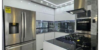 Tu nuevo hogar te espera en Santa Clara de las Villas

Descubre esta hermosa casa totalmente remodelada, con excelentes acabados y un diseño moderno que enamora desde el primer momento.

3 habitaciones amplias y luminosas, perfectas para el descanso y la comodidad familiar.
Acabados de primera en cada rincón: cocina, pisos, baños y detalles decorativos que le dan un toque elegante y contemporáneo.
Áreas sociales muy bonitas, ideales para compartir en familia, recibir visitas o simplemente disfrutar de la tranquilidad del sector.
Ubicada en uno de los sectores más atractivos y organizados de la zona, brindando seguridad, confort y calidad de vida.

Una casa que no necesita nada… solo que la vivas.

Celular 3153727168
