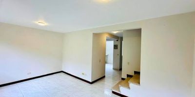 CASA PARA EL ARRENDAMIENTO EN EL SECTOR DE BOSQUES DE LA ALHAMBRA, Inmobiliaria Giraldo Castaño te ofrece casa en conjunto cerrado, cuenta con 4 habitaciones principal con vestier, baño y balcón, 3 baños, sala y comedor independientes, cocina integral, patio de ropas, pisos en cerámica. El conjunto cuenta con vigilancia 24Hs, kiosko, zona de juegos, parqueaderos. Contáctanos 3104008161