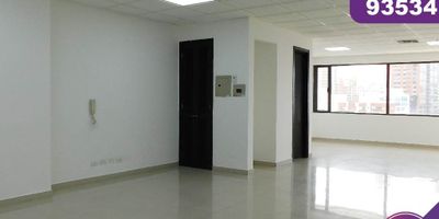 Oficina en arriendo en la ciudad de Barranquilla, ubicada en el barrio Alto Prado  en una zona corporativa con mayor desarrollo, en una torre empresarial que cuenta con 12 pisos, la oficina se encuentra ubicada en el piso 9, con un area aproximada de 63 m2,  distribuidos en  1 baño,1 parqueadero cubierto, ,lado sombra, buena distribución en sus áreas con buenos  acabados, es fresco y acogedor, su entorno es tranquilo, con cómodas vías de acceso y facilidad al transporte público cercano, sobre el sector puede encontrar iglesia Centro Bíblico Internacional, heladería Americana, caja de compensación Combarranquilla Country, supermercado Makro.