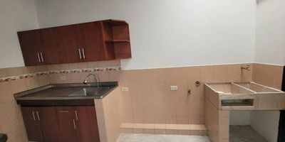 COD 1336
Se arrienda apartamento en el sector Manrique la esmeralda 
Valor $1.300.000
Sala comedor 
2 alcobas 
1 closet 
Cocina semi integral 
Pipeta de gas 
Baño
Zona de ropas 
Balcón.
Área 48 Mt2 
Estrato 2