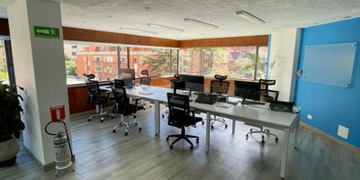 Oficina muy bien ubicada (Centro Financiero de Bogotá), recién pintada y remodelada, con 5 baños en perfecto estado. Muy buena iluminación y espacios muy amplios para áreas de trabajo y área de cocina en perfectas condiciones. (Posibilidad de arrendarse amoblada)