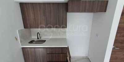 472-8472 Conaltura Inmobiliaria arrienda un moderno apartamento en el sector Pan de Azúcar  Sabaneta, ideal para quienes buscan practicidad, comodidad y una excelente ubicación. Con  52 m, este inmueble cuenta con  2 alcoba, 2 baño, sala comedor, balcón y cocina integral. Perfecto para parejas o estudiantes que deseen un espacio acogedor y funcional. La unidad cerrada ofrece portería 247, piscina, gimnasio, salón social, juegos infantiles, turco, sauna, zonas verdes y parqueaderos de visitantes, garantizando bienestar y seguridad en un ambiente moderno. Excelente ubicación cerca de tiendas D1, Éxito Exprés, Institución Educativa Londres, Institución Educativa Antonio Baena Salazar y estación de servicio Primax, además de contar con rutas de buses hacia la estación La Estrella del metro.