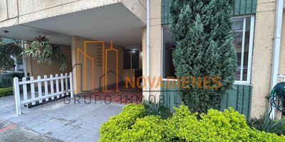 Descubre esta encantadora casa para la venta en Suramérica, Está cuenta con 4 habitaciones más habitación de servicio, 3 baños completos más medio baño, cocina integral, sala estar y sala comedor, patio abierto y amplia zona de ropas donde podrás disfrutar de un ambiente natural y hermosa iluminación natural. Se encuentra ubicada  en conjunto residencial cerrado con vigilancia privada las 24 horas. Además, cuenta con salón social, zonas verdes, piscina y zona infantil. Ubicada en una zona residencial con fácil acceso a supermercados, centros comerciales y vías principales. ¡Un lugar perfecto para vivir en armonía y comodidad!