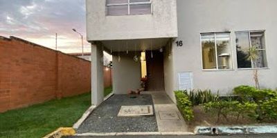 Ciudad Country, 110 mts, conjunto cerrado, casa esquinera, de tres niveles, 3 habitaciones con closet, principal con vestier y baño, estudio, sala comedor, cocina integral, zona de oficios, el conjunto cuenta con zona verde, piscina para niños y adultos, salon social, porteria 24 horas, contactanos 3206654825