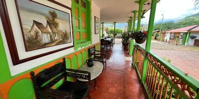 Hermosa finca hotel para la venta y renta de uno de los sectores mas turísticos de Pereira, Cambia. Diseñada para atender grupos grandes de personas que vienen a visitar nuestra zona cafetera. Espacios amplios, verdes, apartado de la ciudad y con muy fácil acceso, tiene todas las comodidades para que tu estadía sea placentera.