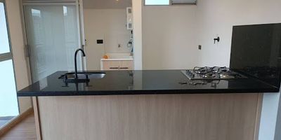 Hermoso inmueble con un área de 50 m², destacado por sus excelentes acabados y su distribución acogedora. Además, está ubicado en el exclusivo sector de Suramérica, una zona tranquila, estratégica y con gran valorización. ¡Un lugar ideal para vivir!