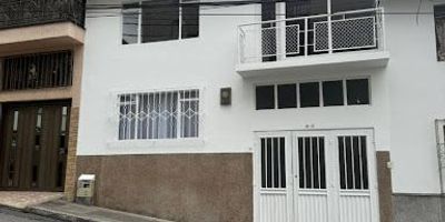 CASA EN VENTA EN SAN JORGE, Inmobiliaria Giraldo Castaño te ofrece casa grande unifamiliar en excelente ubicacion cerca a la avenida principal, area 94m2, 6 alcobas amplias, sala comedor, 2 baños, cocina integral, pisos en madera flotante y retal, patio de ropas, terraza, calentador a gas, garaje privado. PRECIO 530.000.000.