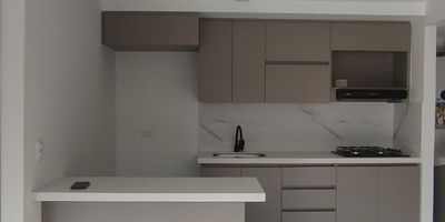 Se arrienda apartamento para estrenar de 49m2 en unidad cerrada, ubicado en el municipio de Rionegro - Antioquia barrio Cuatro esquinas, consta de 2 habitaciones la principal con bano y closet, la secundaria con closet, bano social, sala comedor, estudio, balcon con vista interna a las zonas comunes, cocina integral con barra americana, zona de ropas. parqueaderos publicos. 