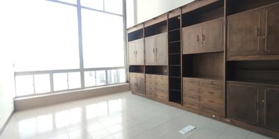 Oficina en Sabaneta, sector La Candelaria, con 72,59 m distribuidos en dos niveles (43,75 m y 28,84 m). Espacios amplios y funcionales, ideales para diferentes tipos de negocio. Cuenta con dos banos privados y una ubicacion estrategica cerca de rutas de transporte publico, la estacion Metro San Antonio y la Av. La Playa, lo que garantiza facil acceso y excelente conectividad.