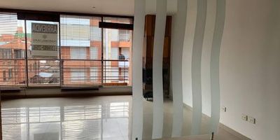 Apartamento  ubicado estratégicamente en el barrio Santa Bárbara  Este apartamento queda en un piso 5, tiene un área de 90m, cuenta con sala  comedor, balcón, cocina Integral, 2  baños y 2 habitaciones, estudio, chimenea y 2 parqueaderos con servidumbre. Se encuentra  cerca de vías de acceso importantes como la Carrera Séptima y la Novena, y a centros comerciales como Hacienda Santa Bárbara y Unicentro. Lugares de interés cercanos, Club El Country Autopista Norte.La Carrera 22 a la altura de la Calle 122 en una de las zonas  más importantes de la ciudad. En sus alrededores se encuentran múltiples hoteles, restaurantes y entidades bancarias, Adicionalmente cuenta con múltiples vías de acceso como la Calle 122 Carrera 5, autopista Norte por las cuales circulan gran cantidad rutas tanto del SITP, Transmilenio.