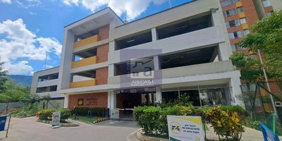 cod 6048 se arrienda apartamento en piedecuesta, 2 alcobas con closet, alcoba principal con baño, sala comedor, cocina integral, 1 baño auxiliar, instalacion lavadora, zona ropas, techo en placa, piso en ceramica, citofono, zonas verdes, canchas, piscinas, zona juegos, ascensor, vigilancia, parqueadero comunal, valor admon ($148.000) a la fecha, pendiente definir con la administracion del conjunto.