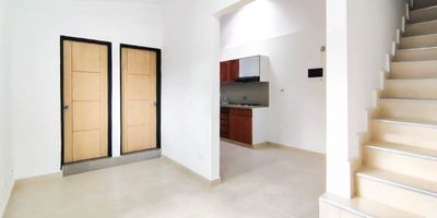 Casa en Arriendo – Laureles, Medellín (Tercer Piso)
Acogedora casa de aproximadamente 70 m², ubicada en un sector tranquilo y de excelente acceso en Laureles. Cuenta con 3 alcobas con clóset, 2 baños, sala-comedor amplia, cocina semi integral con red de gas y una terraza ideal para disfrutar del aire libre.
COD 490