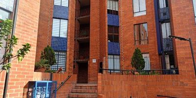 Apartamento dúplex ubicado en Pontevedra, en el conjunto Pontevedra Club Residencial, con una localización estratégica a pocos minutos del Centro Comercial Titán Plaza, Makro, Universidad Minuto de Dios y Caracol TV, además de fácil acceso a la Av. Boyacá, Calle 116, Av. Constitución, Carrera 68 y Carrera 30. Una zona tranquila, segura y con excelentes alternativas de movilidad. El apartamento cuenta con excelentes acabados, 2 alcobas con clóset, altillo adaptable como tercera habitación o estudio, 2 baños privado y social, sala-comedor amplia, cocina integral, zona de ropas y 2 parqueaderos. Un espacio cómodo, funcional y con gran iluminación natural. Cualquier información adicional contáctenos al número 3184143634o al correo electrónico patricia.tovarinmobiliariabogota.com. El equipo de Inmobiliaria Bogotá está comprometido a brindar una experiencia de vida excepcional para nuestros clientes desde el momento en que se unen a nuestra comunidad.