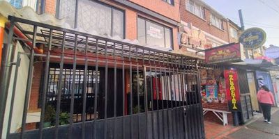 Acogedor apartamento ubicado en el barrio Bonanza, con excelente acceso a vías principales, comercio, zonas verdes y transporte público. El inmueble ofrece una distribución funcional con tres habitaciones iluminadas, un baño en buen estado, sala-comedor de ambiente confortable y cocina tradicional con buena ventilación. Cuenta además con zona de ropas independiente. Es una opción ideal para quienes buscan comodidad y cercanía a servicios esenciales dentro de un sector tranquilo y bien consolidado. No dispone de parqueadero. Para mas informacion contactarse al numero 3176478048 o al correo yolanda.paradainmobiliariabogota.com. El equipo de inmobiliaria Bogota esta comprometido a brindarle una excepcional vida y comodidad desde el momento en que haces parte de nuestra comunidad.