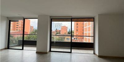 Apartamento ubicado en Belén guayabal - sector Miravalle, cuenta con un área de 80.29m2 +5.65m2 de área libre, dispone de 2 habitaciones, incluyendo una habitación principal con vestier, baño privado y acceso a terraza privada, estudio (con posibilidad de 3 habitación) con entrada independiente por el corredor con excelente iluminación natural y acceso a la terraza, 2 baños completos, cocina abierta tipo americano, con barra hacia la zona social, zona de ropas, parqueadero cubierto, cuarto útil y dos terrazas + balcón brindándote múltiples zonas al aire libre dentro del apartamento. Predial - 4.983.000, Administración - 418.000 Este sector se destaca por su ambiente arborizado y tranquilo, andenes amplios para caminar o andar en bici, cafés locales, parques y una oferta de gastronomía vibrante ¡Es ideal para familias, parejas o profesionales que buscan un hogar con espacios versátiles, buena distribución y áreas al aire libre para disfrutar cada día!
