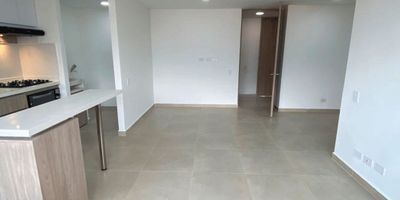 Se arrienda apartamento en Unidad Distrito Plaza Barrio Santana – Bello, piso 24 de 76m² distribuidos en: sala comedor, cocina integral, zona de ropas, calentador, cuarto útil, balcón, dos baños y tres habitaciones con closet. Estrato 3. con parqueadero.

El inmueble destaca por su gran espacio, excelente vista y buena iluminación. Está ubicado en un sector amigable, cerca a Área de Recreación Urbana, Parque principal de Bello, Hospital Marco Fidel Suarez y Centro comercial Fabricato, Cancha Búcaros, entre otros establecimientos cercanos.

Este apartamento en Unidad Distrito Plaza Barrio Santana en Bello esta a la venta por $550.000.000.