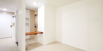 Te ofrecemos este apartaestudio ideal en la zona de Estadio. Su ubicación privilegiada te permite acceso al Metro y la Av 80, garantizando un buen servicio de transporte público y gran variedad comercial. Con un área aproximada de 35 metros cuadrados, este inmueble cuenta con una confortable alcoba, un baño completo y dos clósets. Disfruta de su moderna cocina semi integral, patio y pisos terminados en cerámica.