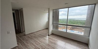 Te presentamos este increíble apartamento para alquiler, ubicado en la hermosa ciudad de Puerto Colombia, en el departamento del Atlántico. Con un área construida y privada de 51 M2, este apartamento cuenta con espacio suficiente para brindarte comodidad y bienestar. Además, su distribución de 2 alcobas y 2 baños lo hacen ideal para familias pequeñas o parejas que buscan un lugar acogedor para vivir.

Su interior está diseñado pensando en tu comodidad y en el bienestar de tus mascotas, ya que este apartamento admite que traigas a tu compañero peludo contigo. Además, cuenta con armarios empotrados que te ayudarán a mantener todo en orden y en su lugar. También encontrarás un baño auxiliar y un baño en la habitación principal, para mayor comodidad y privacidad.

Cuando te adentras en la cocina, descubrirás un espacio integral y equipado con todo lo necesario para que puedas preparar tus comidas favoritas sin preocupaciones. Para almacenar tus alimentos y utensilios, tendrás una despensa disponible. Desde la cocina tendrás una vista panorámica espectacular que te dará una sensación de amplitud y paz.

El edificio en el que se encuentra este apartamento cuenta con acceso pavimentado para tu comodidad. Además, podrás disfrutar de un ascensor que te llevará directamente a tu hogar. Si tienes hijos en edad escolar o estás interesado en cursar estudios superiores, podrás encontrar diversas instituciones educativas en la zona. Para mantenerte en forma, tendrás un gimnasio a una corta distancia.

Si tienes visitas, no tendrán problema en encontrar un lugar para aparcar, ya que el edificio cuenta con parqueadero para visitantes. Si te gusta pasar tiempo en la naturaleza, encontrarás parques cercanos donde podrás caminar, hacer ejercicio o simplemente relajarte. Además, tendrás acceso a una piscina para refrescarte en los días calurosos.

La seguridad es una prioridad en este apartamento, por lo que tendrás una portería y recepción disponib