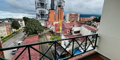 Excelente apartamento en multifamiliares torremolinos, piso 4, con excelentes acabados, área, ubicación, iluminación y ventilación. Consta de tres alcobas con closet, dos baños, sala-comedor, cocina integral, zona de ropas, alcoba de servicio con baño, balcon, deposito y parqueadero cubierto.
Apto libre de todo gravamen.
El conjunto cuenta con excelentes áreas comunes: salón de eventos, piscina, vigilancia 24/7. Admon de $ 374.800
