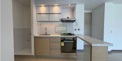 Ponemos en arriendo un apartamento con acabados únicos y diseño interior que te encantará.

? Especificaciones Técnicas:
* Área Construida: 78.56 M2
* Altura Libre: 2.30 metros.
* Identificación: Apto 904, Torre 1.
* Parqueadero: 1 cupo privado, N° 55.
* Servicios: Conexión a gas natural.

? Distribución y Comodidades:

* Social: Amplia sala comedor y un agradable balcón.
* Cocina: Zona de cocina y zona de ropas integrada. Incluye cajones extra para optimizar el almacenamiento.
* Habitaciones: 3 (Dos habitaciones secundarias y una habitación principal con baño privado).
* Baños: 2 baños completos (uno social y el de la habitación principal).
* Acceso: Hall de entrada.

✨ Acabados de Diseño y Confort (¡Detalles que Enamoran!):

* Estilo Único: Elegante cenefa japonesa instalada en la sala.
* Privacidad: Blackouts instalados en las ventanas de todas las habitaciones para un descanso total.

    * Entrepaños en el hall que conduce a las habitaciones.
    * se realizó una modificación a la cocina para tener más cajones debajo de la barra  y tendedero sobre el lavadero. 
    * Vista hermosa desde el piso 9, iluminación natural y frescura.

¡No pierdas la oportunidad de vivir en un lugar cómodo, bien ubicado y con detalles de diseño
