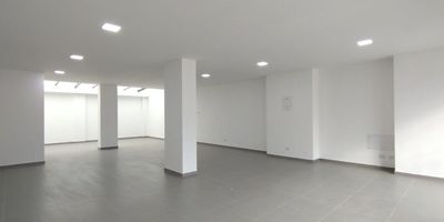 
Se arrienda espectacular un local comercial de 94 mts² en el primer piso de un edificio con una ubicación estratégica e inmejorable en Chía, ideal para cualquier tipo de comercio u oficina, situado a solo dos cuadras del Parque Principal. El espacio incluye un baño privado, cuenta con servicios de agua y luz, y posee una sección que garantizan una excelente iluminación natural. Adicionalmente, el local ofrece la valiosa comodidad de contar con su propio parqueadero. ¡Una oportunidad única para posicionar su negocio en la zona más céntrica de la ciudad!
