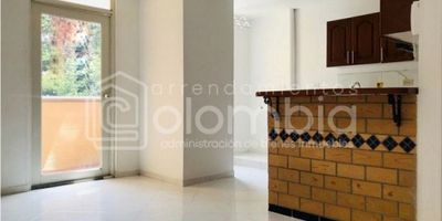Apartamento en Alto de las Flores - Envigado.  Cuenta con 3 habitaciones, 3 clóset, 2 baños, sala comedor, cocina integral, red de gas natural y balcón . Área privada de 65m². 

Estrato 3

Zona residencial cercana al Centro Comercial Mayorca, supermercados, colegios, y fácil acceso a transporte público.  

¡Conoce los requisitos para arrendar un inmueble con nosotros! 

*NOTA ACLARATORIA: Puede haber diferencias en las áreas suministradas en esta publicación. Al momento de la negociación, se deben verificar por escrituras públicas debidamente registradas.

 
